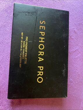 Sephora Pro Eyeshadow Palette — Black with Gold Accents